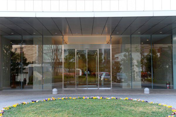 ガラス張りのドアと円形の花壇が、潤い豊かに訪れる人を出迎えるエントランス。