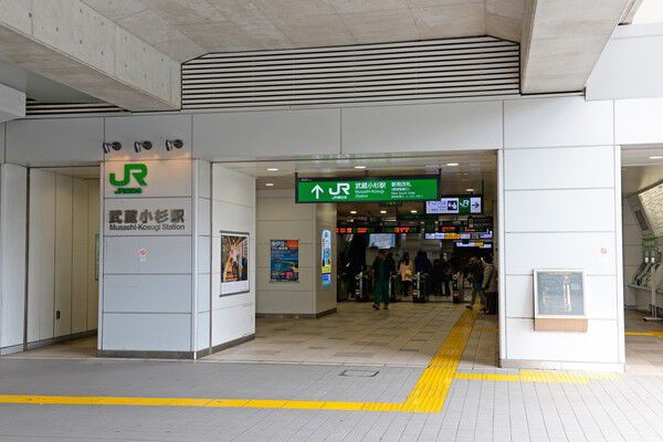 横須賀線「武蔵小杉」駅より約160m（徒歩2分）。