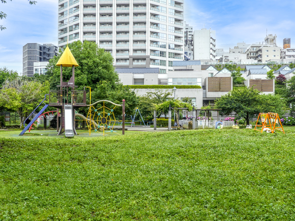 新宿区立富久さくら公園まで約120m(徒歩2分)
