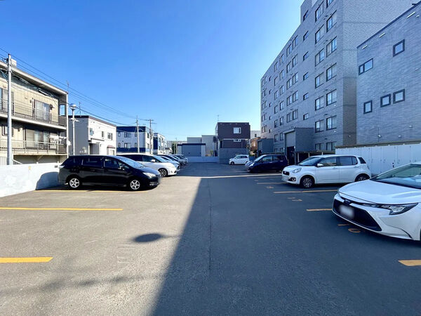 【グランコート白石】駐車場