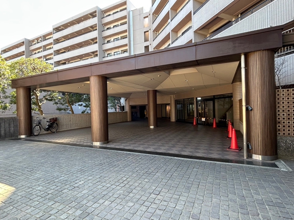 【ヒルトップ横浜根岸サウスコート】エントランス 【ヒルトップ横浜根岸サウスコート】エントランス
