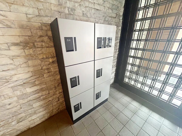 【パシフィック三和】エントランス（宅配ボックス）