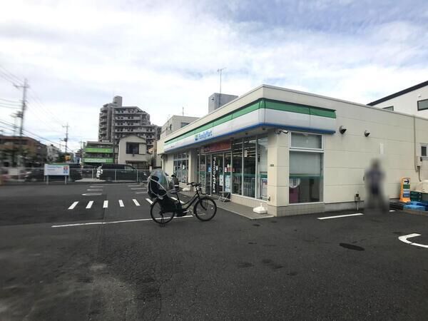 「ファミリーマート西新井二丁目店」まで約30ｍ（徒歩1分）