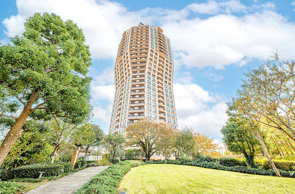 【元麻布ヒルズ】"都市そのものを森に"の考えのもと、四季折々の花に出会えるランドスケープを実現。