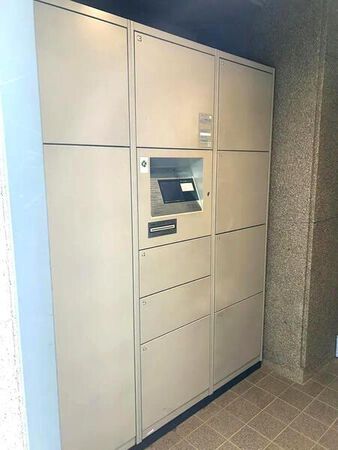 【ミオス西灘】エントランス2(宅配ボックス) 【ミオス西灘】エントランス2(宅配ボックス)