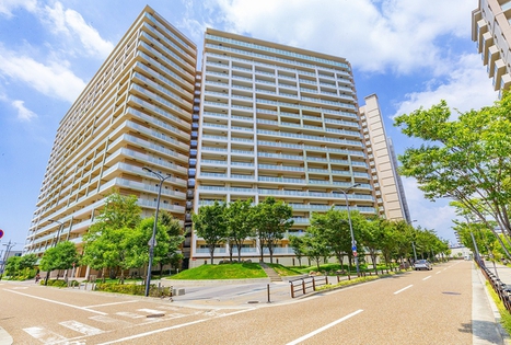 春の訪れを身近に感じる様々な花が植栽された外観