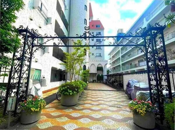 【秀和青南レジデンス】エントランスアプローチ1