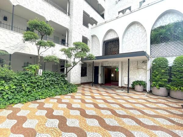 【秀和青南レジデンス】エントランスアプローチ2