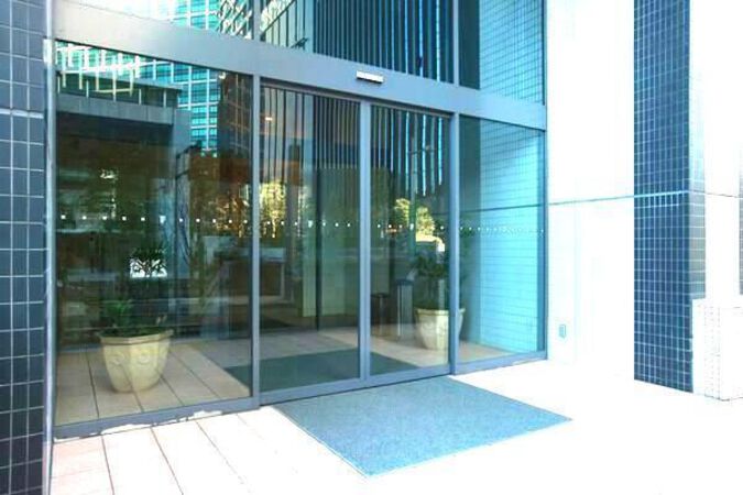 シャープでスタイリッシュな東エントランス。		