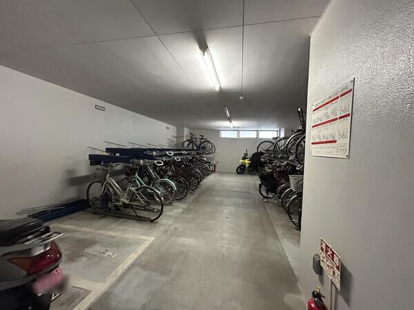 【イニシアコート大宮】駐輪場