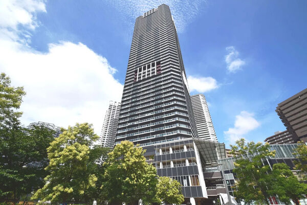 【勝どきビュータワー】道行く人の視界に入る低層部には鉄御納戸色を採用し、日本の伝統的な美意識を表現。 【勝どきビュータワー】道行く人の視界に入る低層部には鉄御納戸色を採用し、日本の伝統的な美意識を表現。