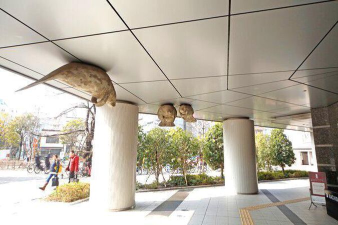 噴水に揺らめく水と緑に萌える植栽を足元に湛えた潤いの住まい。 噴水に揺らめく水と緑に萌える植栽を足元に湛えた潤いの住まい。