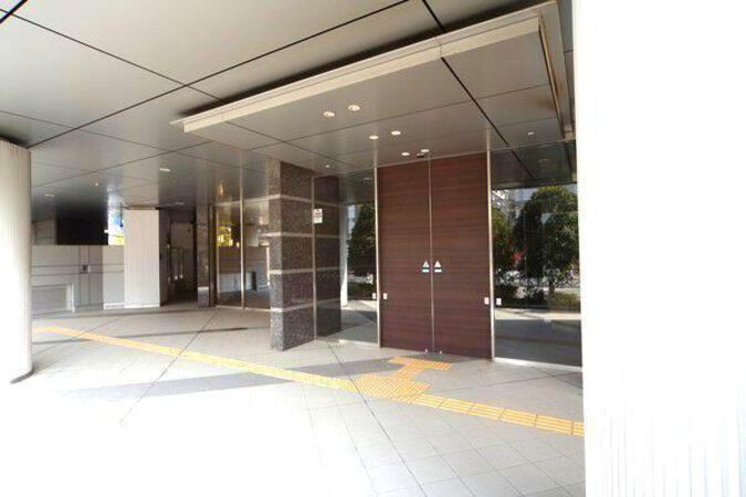 車寄せを備えたエントランスが暖かい我が家に帰りつく誇りを演出します。 車寄せを備えたエントランスが暖かい我が家に帰りつく誇りを演出します。