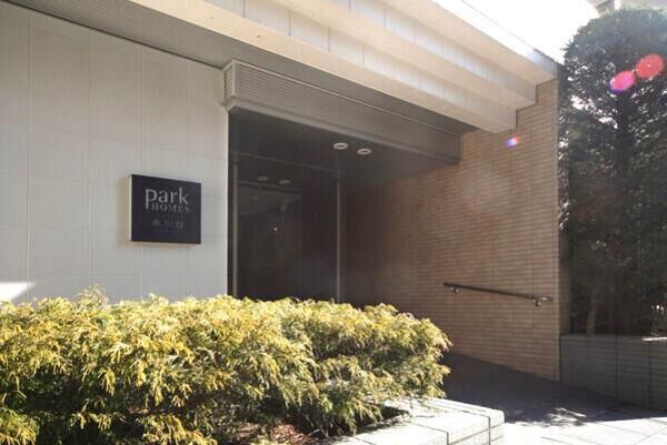 【パークホームズ氷川台フォレストコート】マンション入り口はオートロック式で宅配ボックスを設置。