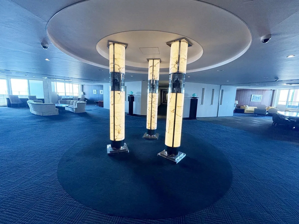 都心の景色を一望するビューラウンジ。開放感あふれる眺望と洗練された空間が、住まう方に特別な寛ぎの時間を提供します。