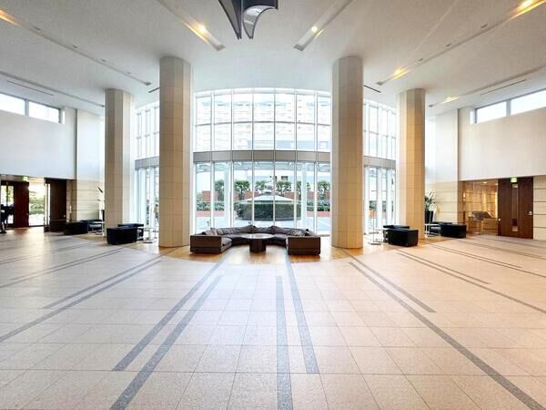 【芝浦アイランドケープタワー(SHIBAURA ISLAND CAPE TOWER)】天井高を活かした開放感あふれるエントランスホール。洗練されたデザインと上質な空間演出が、住まう方や訪れるゲストを優雅に迎えます。 【芝浦アイランドケープタワー(SHIBAURA ISLAND CAPE TOWER)】天井高を活かした開放感あふれるエントランスホール。洗練されたデザインと上質な空間演出が、住まう方や訪れるゲストを優雅に迎えます。