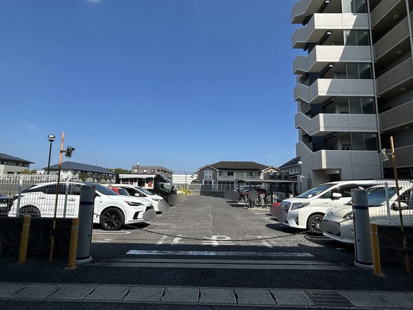 【バンベール・グラン豊田下市場】駐車場