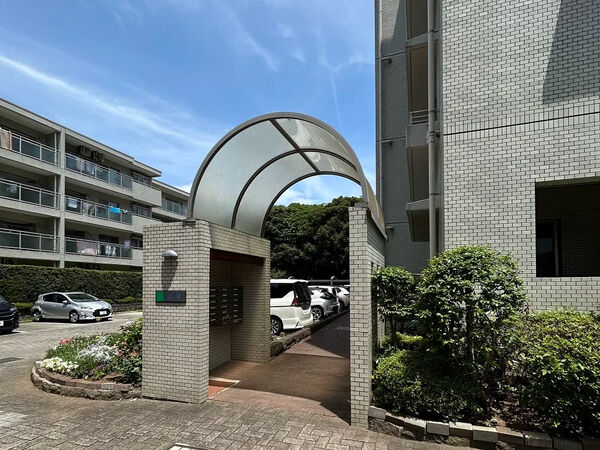 【サウスウィング金沢】3号棟 エントランス 【サウスウィング金沢】3号棟 エントランス