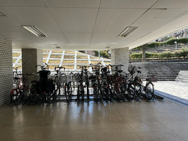 【上高田4丁目団地】駐輪場 【上高田4丁目団地】駐輪場