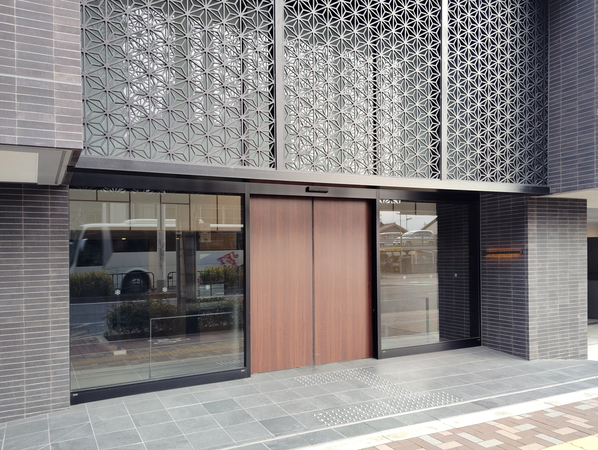 【プレサンスロジェ西大路御池】エントランス