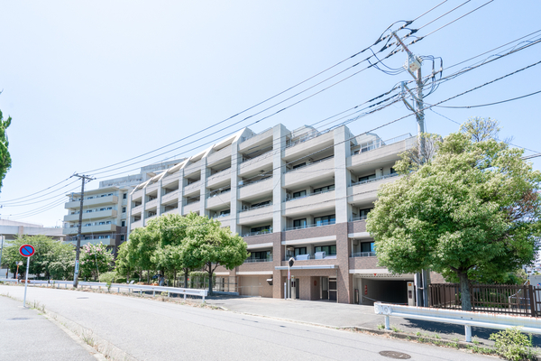 【ブランズシティ港南台うぐいすの杜】立地を考慮して東側棟には駐車場出入口とサブエントランス。