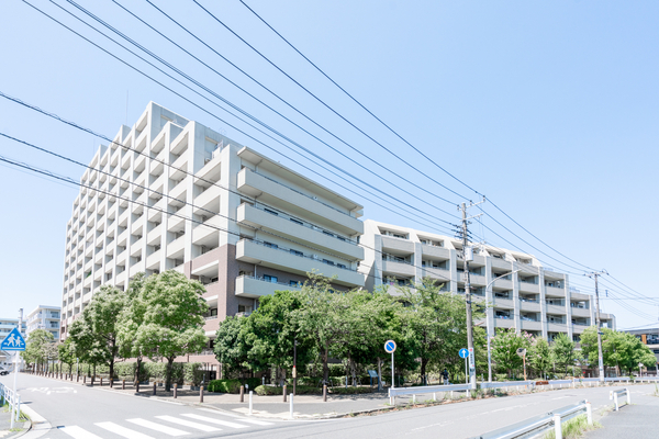 【ブランズシティ港南台うぐいすの杜】敷地の多くが緑に囲まれていて、暮らしに潤いをもたらします。