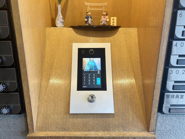 【住友リーベスト北6条】エントランス２（モニター付き）
