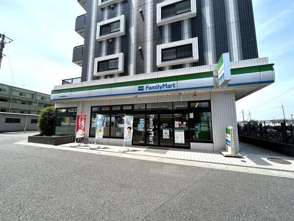 ファミリーマート西大宮駅南口店　約30m
