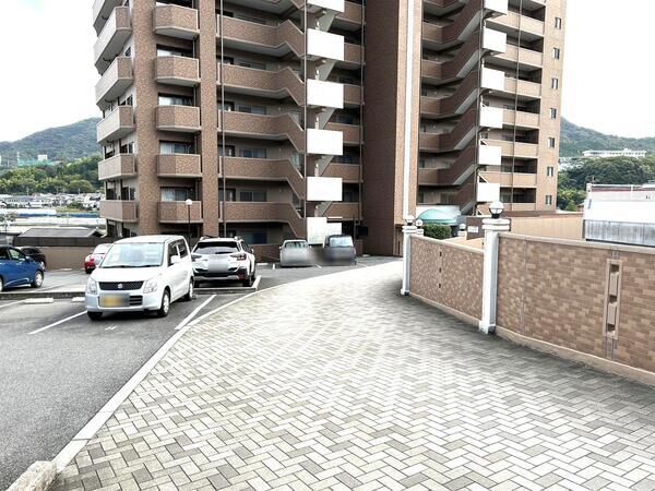 【ヴィラージュ高取ステーションサイド】駐車場