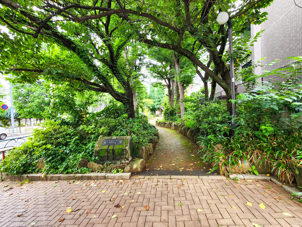 十三号通り公園まで約90m(徒歩2分)