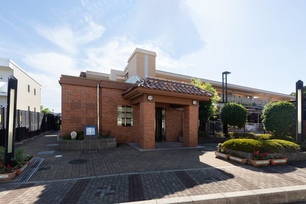 【イトーピア千里豊津】第一種低層住居専用地域内の閑静な住宅街に位置するマンション