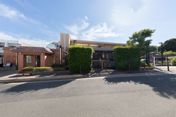 【イトーピア千里豊津】第一種低層住居専用地域内の閑静な住宅街に位置するマンション