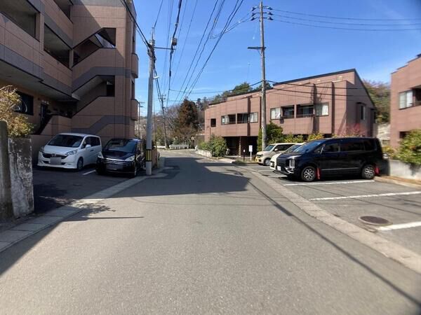 【ルナパレス山の手A棟】前面道路