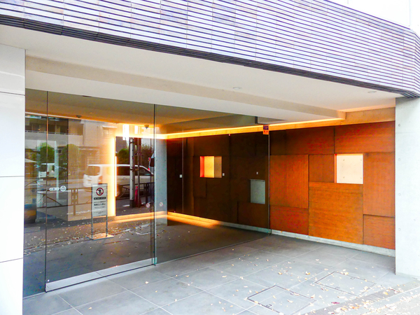 【ヴァースクレイシア芦花公園ウエスト】エントランス