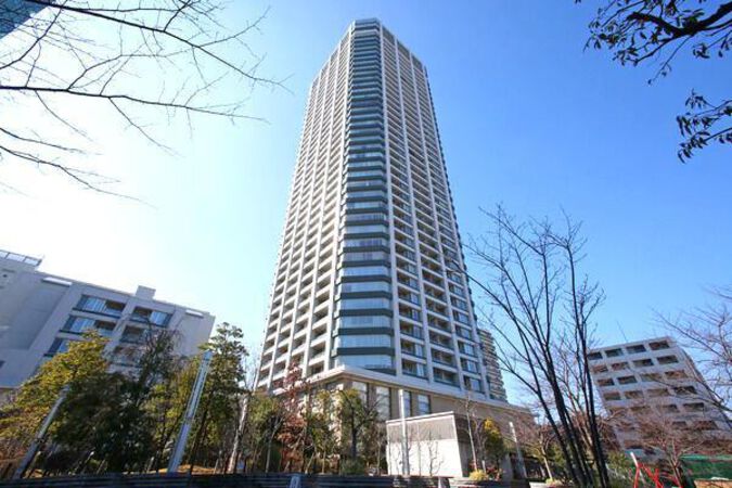 【白金タワー】ショッピング、庭園、公園などがひとつになった「白金アエルシティ」の一角。