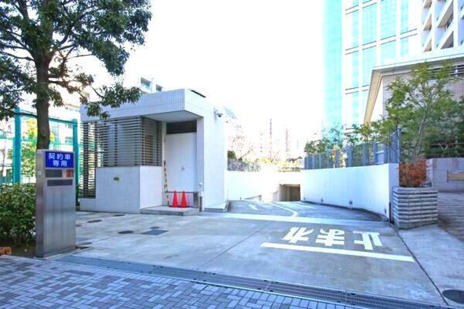 駐車場はすべてハイルーフ車対応。入口にはセキュリティシャッターを設置。 駐車場はすべてハイルーフ車対応。入口にはセキュリティシャッターを設置。