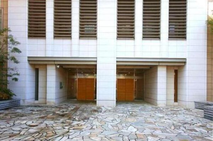 【白金タワー】エントランス2 優雅なときの流れを予感させる、ナチュラルホワイのファサード。 【白金タワー】エントランス2 優雅なときの流れを予感させる、ナチュラルホワイのファサード。