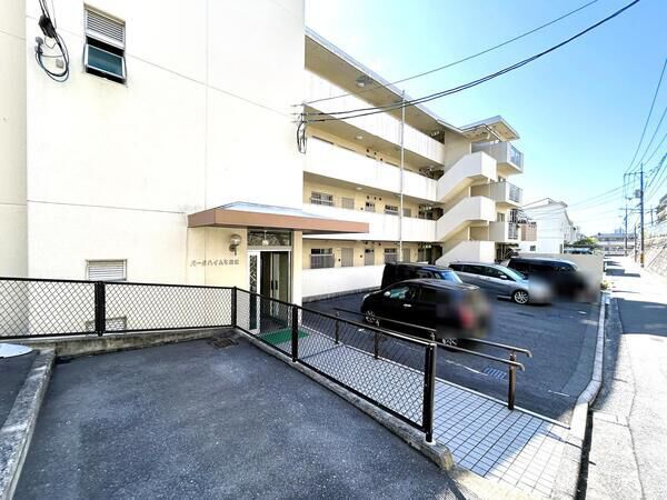 【パークハイム牛田東】＜外観と駐車場＞