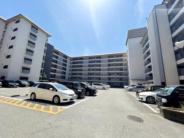 【ローレルハイツ宝塚】駐車場