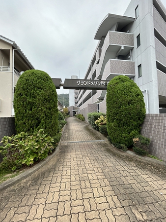 【グランドメゾン戸坂中町】エントランス