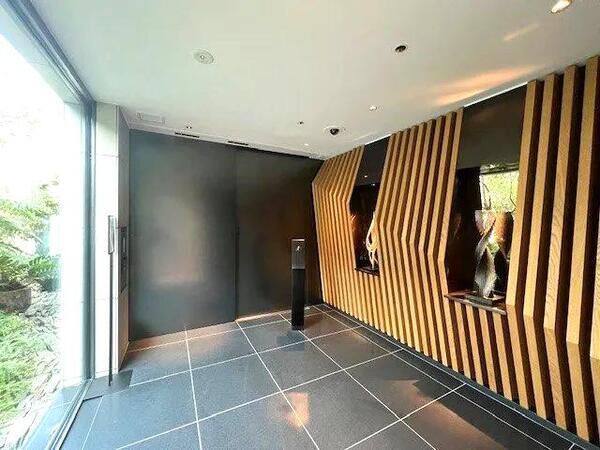 【パークコート北青山】エントランス1（風除室）