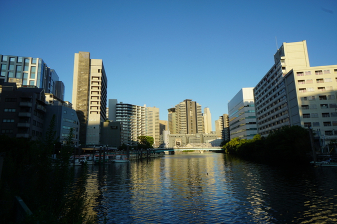 マンション敷地から運河を望む