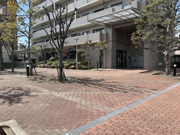 【コスモ鶴見緑地弐番館】敷地内 【コスモ鶴見緑地弐番館】敷地内