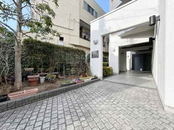 【ユアコート東長崎】エントランスアプローチ