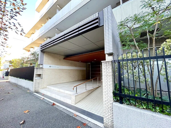 【グランディーノ多摩ニュータウン永山】エントランス