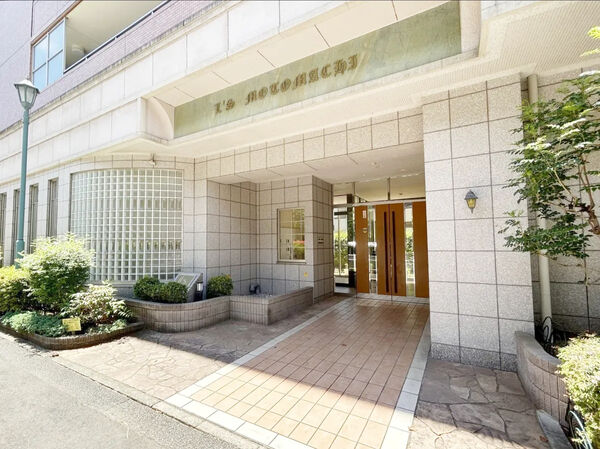 【エルズ元町ポートヴュー】住まう人々を心地よく迎えてくれる、落ち着きのあるエントランス。