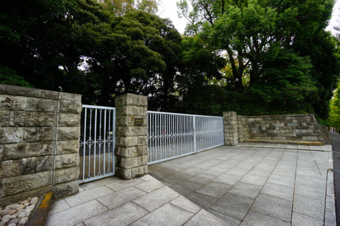 物件より約２５０ｍ三菱開東閣の入口