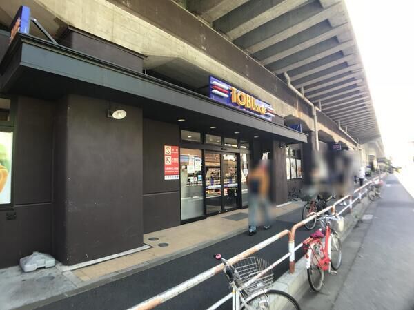 「東武ストア梅島店」までA棟からは約450ｍ（徒歩6分）。