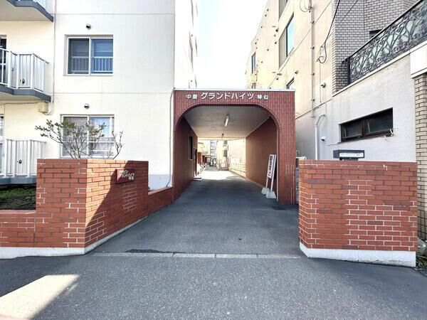 【ナカビシグランドハイツ琴似】エントランスゲート 【ナカビシグランドハイツ琴似】エントランスゲート