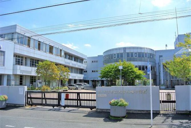 大宮八幡中学校　約900ｍ